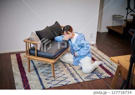 つわりに苦しむ女性 妊婦 マタニティ つわりに苦しむ女性 妊婦 マタニティ 127716734