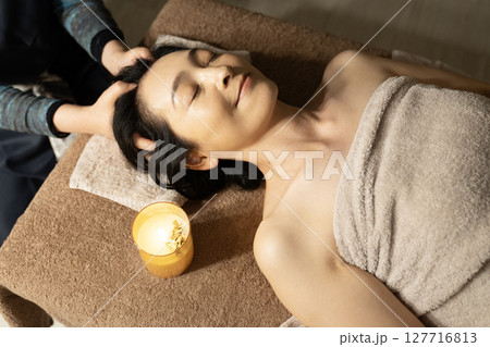 ヘッドマッサージの施術を受ける女性 ヘッドマッサージの施術を受ける女性 127716813