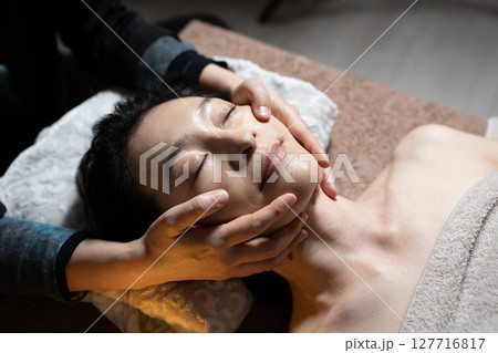 エステの施術を受ける女性 エステの施術を受ける女性 127716817