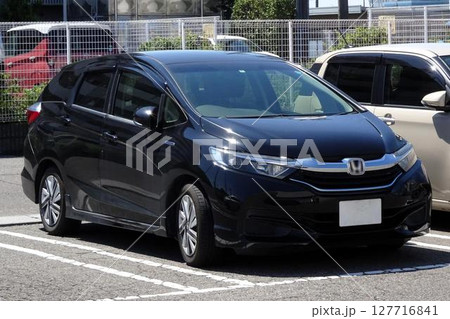 駐車場に並んだ乗用車(ホンダ・シャトル) 127716841