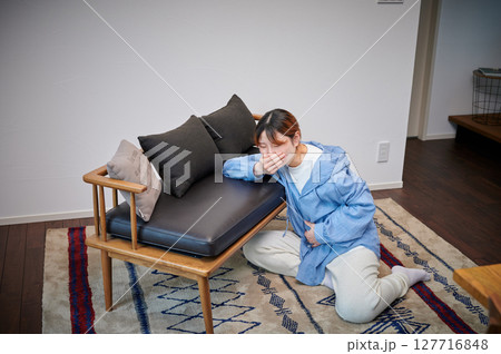 つわりに苦しむ女性　妊婦　マタニティ 127716848