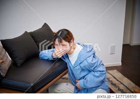 つわりに苦しむ女性 妊婦 マタニティ つわりに苦しむ女性 妊婦 マタニティ 127716850