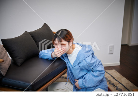 つわりに苦しむ女性　妊婦　マタニティ 127716851