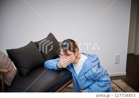 つわりに苦しむ女性　妊婦　マタニティ 127716853