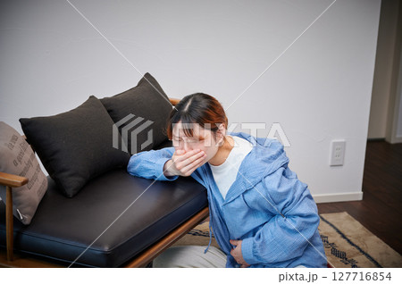 つわりに苦しむ女性　妊婦　マタニティ 127716854