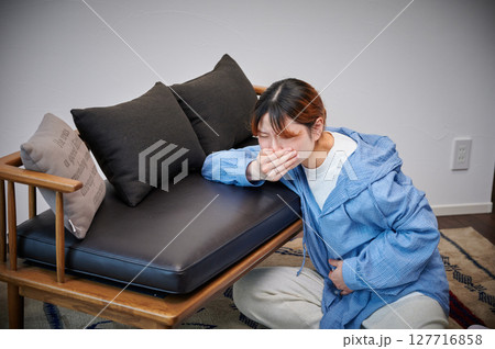 つわりに苦しむ女性　妊婦　マタニティ 127716858