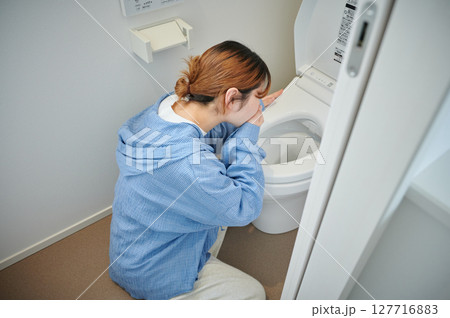 つわりに苦しむ女性　妊婦　マタニティ 127716883