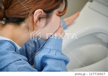 つわりに苦しむ女性　妊婦　マタニティ 127716927