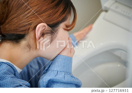 つわりに苦しむ女性　妊婦　マタニティ 127716931