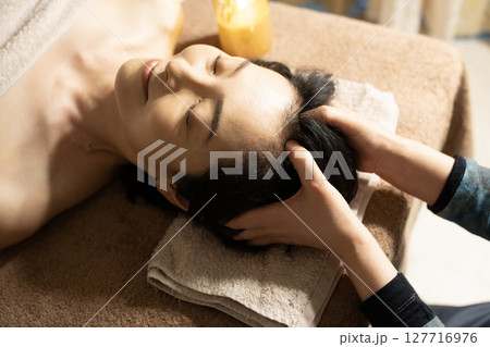 エステの施術を受ける女性 127716976