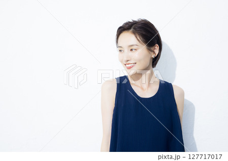ショートヘアの女性 ショートヘアの女性 127717017