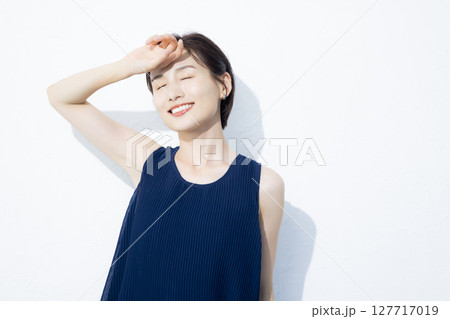 ショートヘアの女性 ショートヘアの女性 127717019