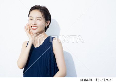 ショートヘアの女性 127717021