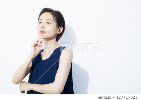ショートヘアの女性 127717023