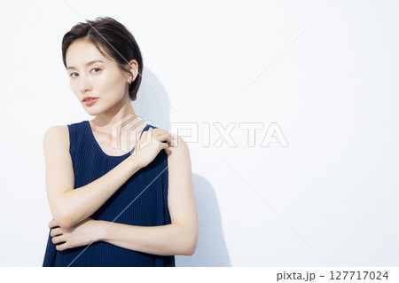 ショートヘアの女性 127717024