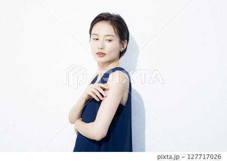 ショートヘアの女性 127717026