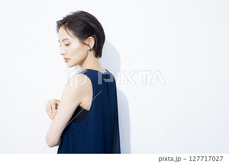 ショートヘアの女性 ショートヘアの女性 127717027