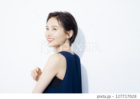 ショートヘアの女性 127717028