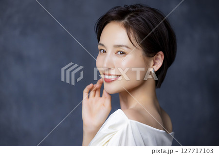 ショートヘアの女性 127717103