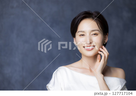ショートヘアの女性 127717104