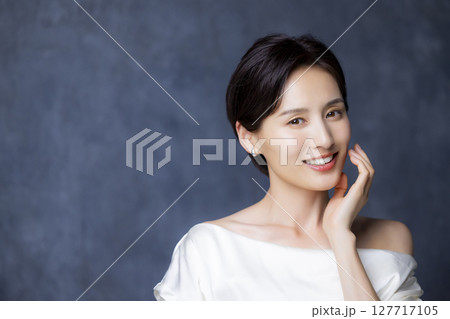 ショートヘアの女性 127717105