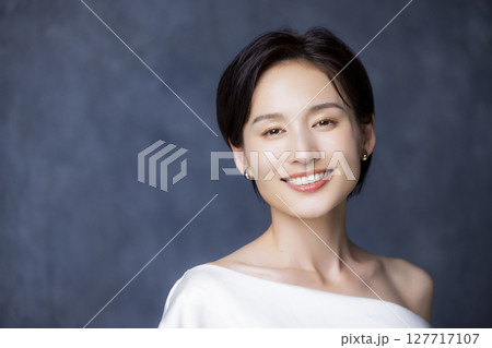 ショートヘアの女性 127717107