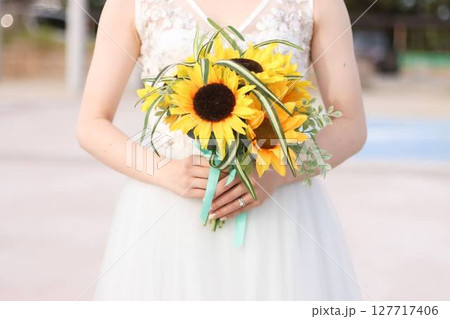 ひまわりを持つ花嫁 127717406