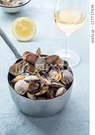 Vongole clams in a saucepan with thyme, lemon, and white wine. Seafood sauce Vongole clams in a saucepan with thyme, lemon, and white wine. Seafood sauce 127717436