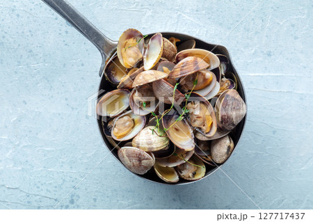 Vongole clams in a saucepan with thyme, overhead flat lay shot. Seafood sauce 127717437