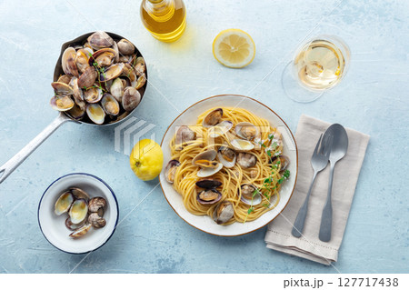 Vongole clams with spaghetti pasta, with white wine, overhead flat lay shot Vongole clams with spaghetti pasta, with white wine, overhead flat lay shot 127717438
