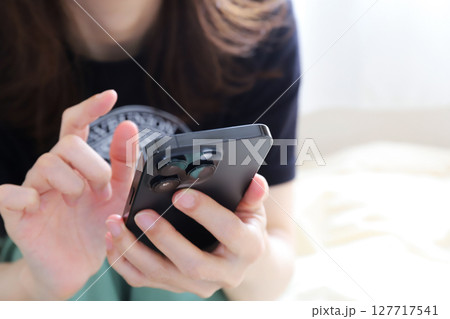 スマホを使う女性 127717541