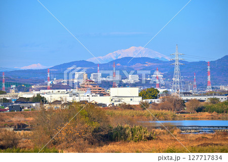 《愛知県》春日井市庄内川大橋から庄内川と冠雪の御岳山と乗鞍岳 127717834