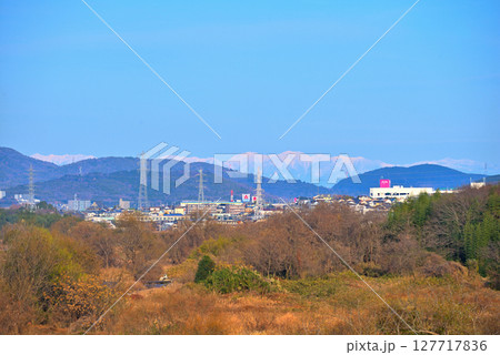 《愛知県》春日井市庄内川大橋から庄内川と冠雪の中央アルプス 127717836
