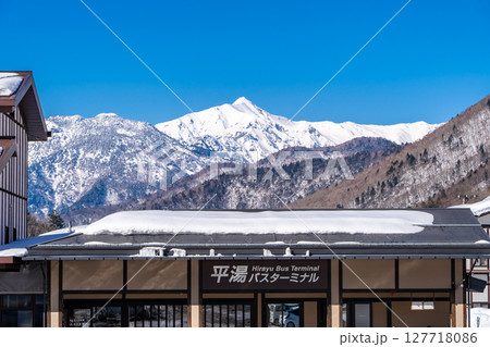 平湯バスターミナルと雪化粧の笠ヶ岳　岐阜県高山市奥飛騨温泉郷平湯（平湯温泉） 127718086
