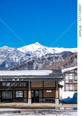 平湯バスターミナルと雪化粧の笠ヶ岳　岐阜県高山市奥飛騨温泉郷平湯（平湯温泉） 127718087