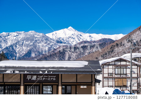 平湯バスターミナルと雪化粧の笠ヶ岳 岐阜県高山市奥飛騨温泉郷平湯(平湯温泉) 平湯バスターミナルと雪化粧の笠ヶ岳 岐阜県高山市奥飛騨温泉郷平湯(平湯温泉) 127718088