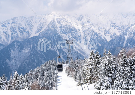 厳冬期の新穂高ロープウェイ 笠ヶ岳の雪渓を背して登るキャビン 岐阜県高山市 厳冬期の新穂高ロープウェイ 笠ヶ岳の雪渓を背して登るキャビン 岐阜県高山市 127718091