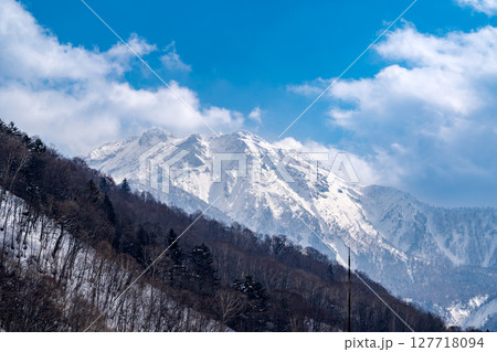 新穂高ロープウェイのしらかば平駅から見上げる　雪化粧の焼岳　岐阜県高山市奥飛騨温泉郷 127718094