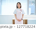 白衣とエプロン姿の女性 127718224