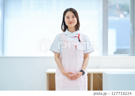 白衣とエプロン姿の女性 白衣とエプロン姿の女性 127718224