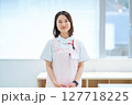 白衣とエプロン姿の女性 127718225