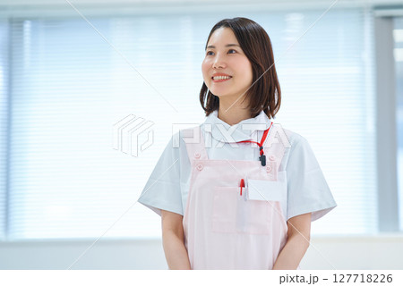 白衣とエプロン姿の女性 白衣とエプロン姿の女性 127718226