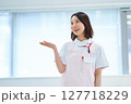 白衣とエプロン姿の女性 127718229
