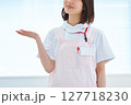 白衣とエプロン姿の女性 127718230