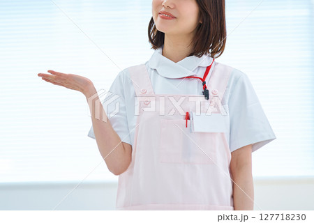 白衣とエプロン姿の女性 白衣とエプロン姿の女性 127718230