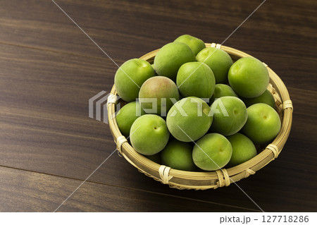 ざるに盛った青梅 127718286