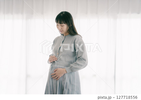 胎動を感じて 127718556