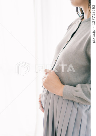 胎動を感じて 胎動を感じて 127718562
