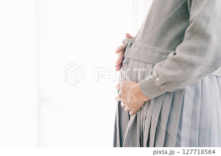胎動を感じて 127718564