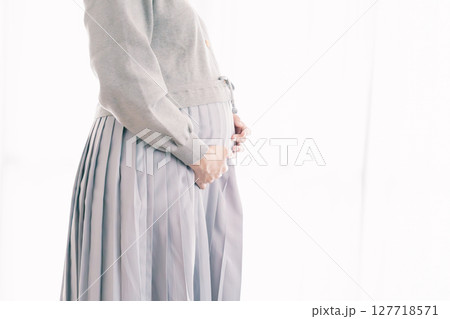 胎動を感じて 127718571